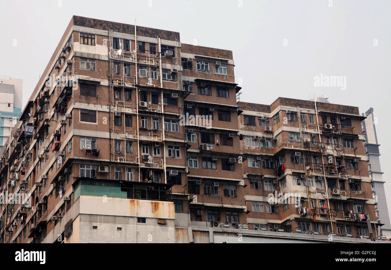 Es ist ein Foto von einem alten Viertel in Hong Kong. Wir sehen alte Gebäude Stockfoto