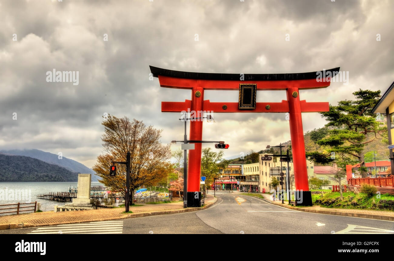 Riesige Torii-Tor in der Nähe von See Chuzenji in Nikko Stockfoto