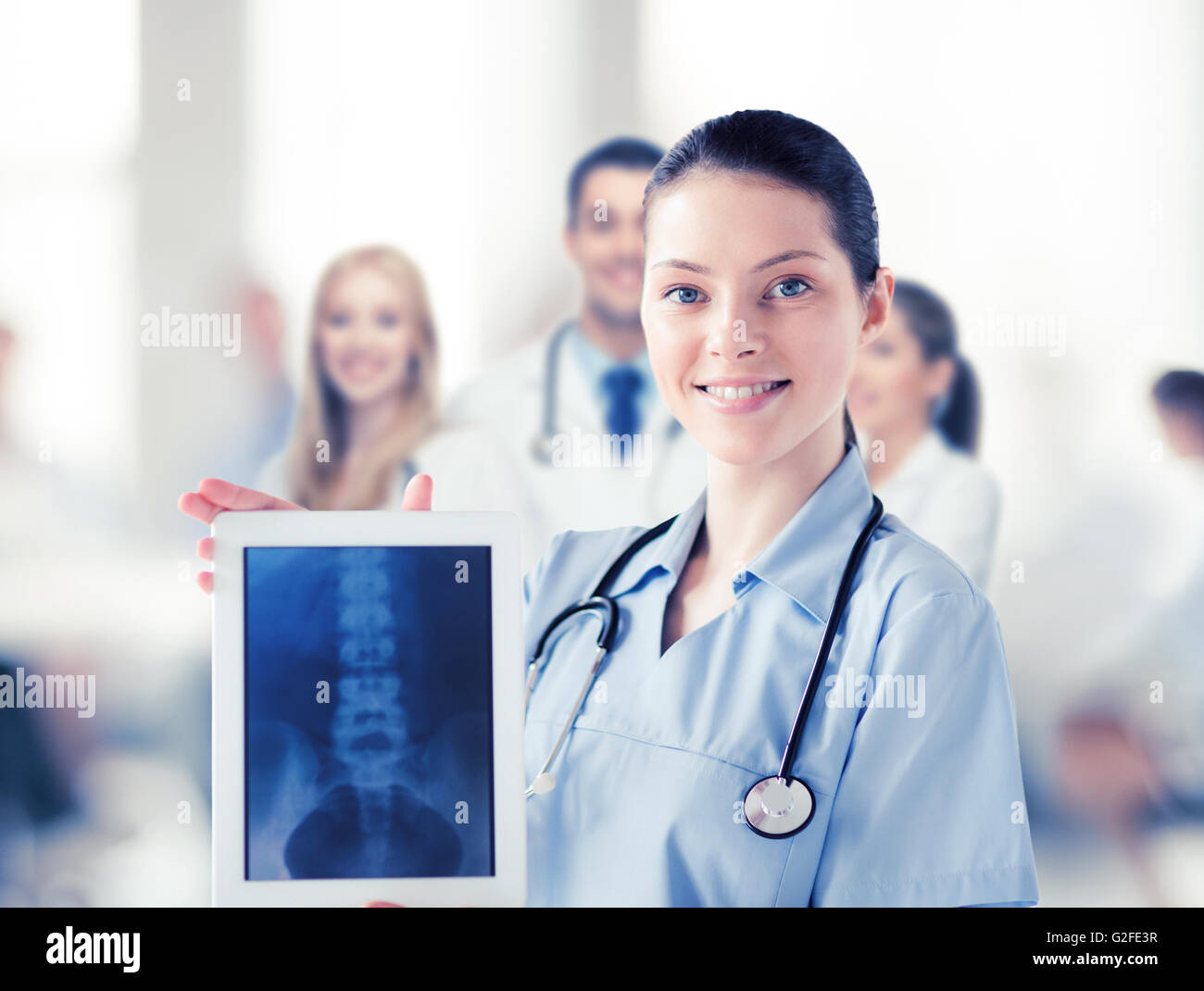 Ärztin mit x-ray auf TabletPC Stockfoto