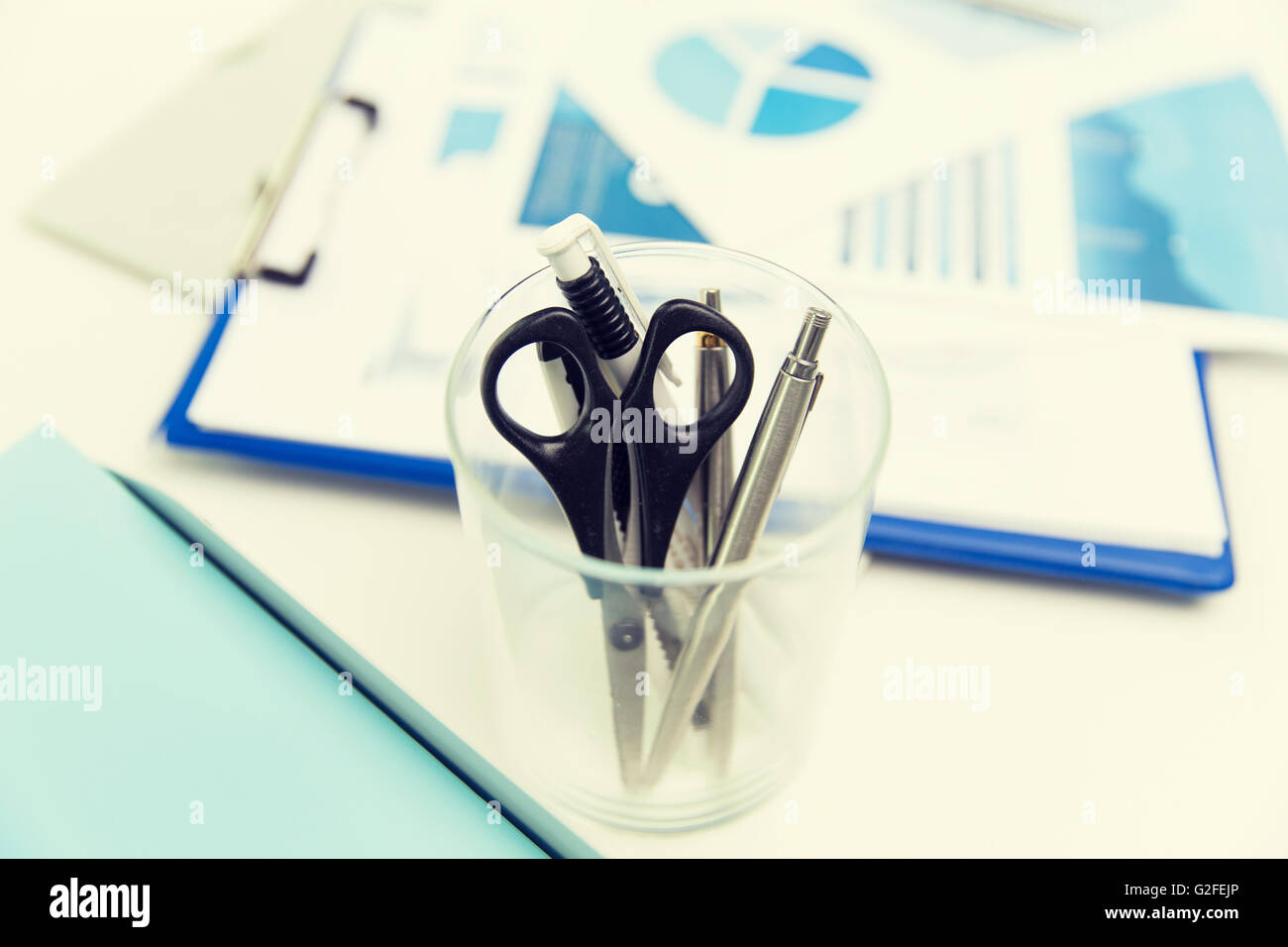 Nahaufnahme des Cups mit Schere und Stiften im Büro Stockfoto