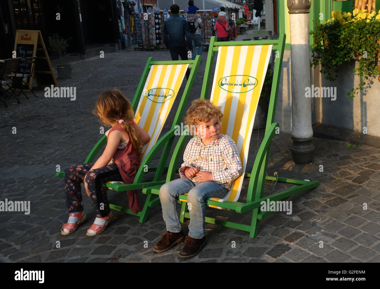 Kleinkinder vor Crème De La Crème, eine Eisdiele in Antwerpen, Belgien Stockfoto