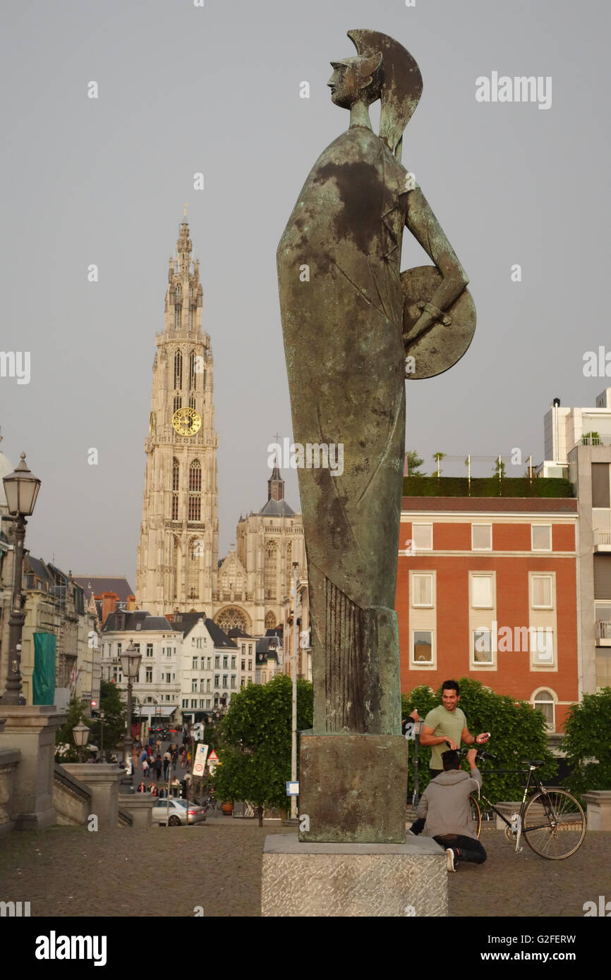Minerva-Statue und der Onze-Lieve-Vrouwe Kathedrale, Antwerpen Stockfoto