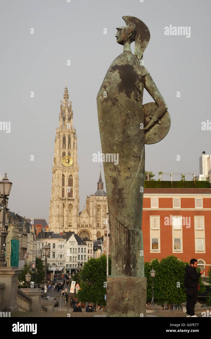 Minerva-Statue und der Onze-Lieve-Vrouwe Kathedrale, Antwerpen Stockfoto