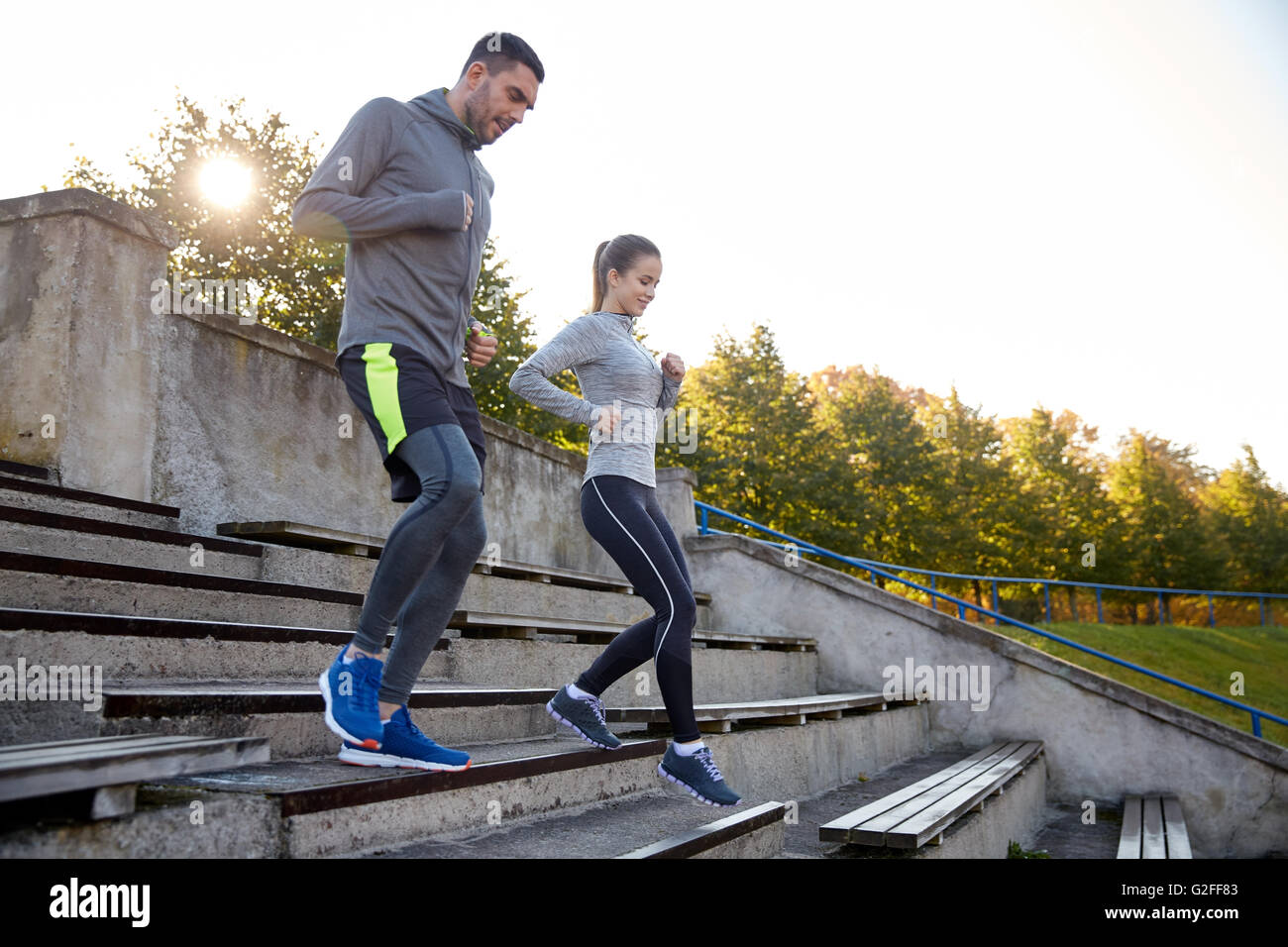 paar auf Stadion im Erdgeschoss ausgeführt Stockfoto