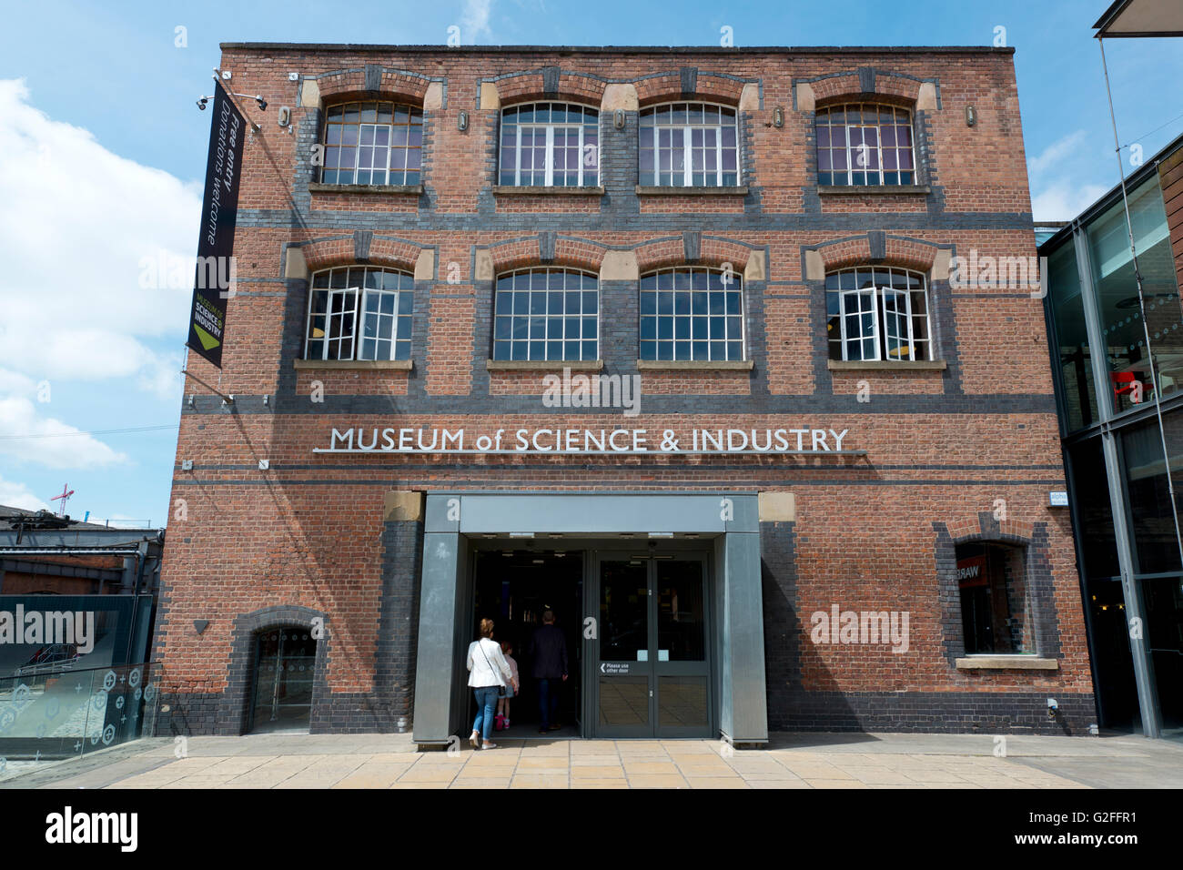 Besucher betreten die Museum Of Science And Industry aka MOSI Erbe Touristenattraktion in Manchester, UK. Stockfoto