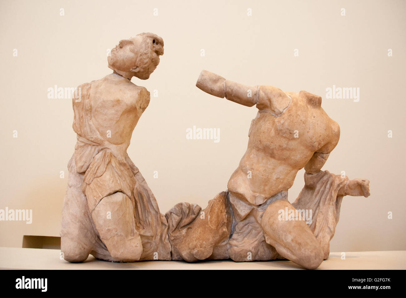 Gebrochene unvollständig Marmorstatuen Skulpturen im Archäologischen Nationalmuseum in Athen, Griechenland Stockfoto