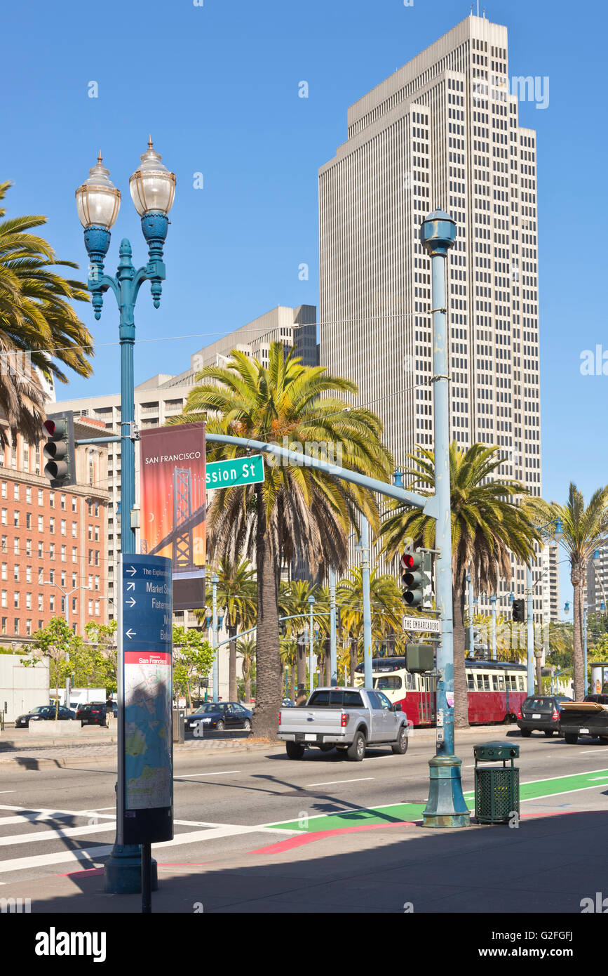 San Francisco Embarcadero Straße Verkehr und Gebäude. Stockfoto