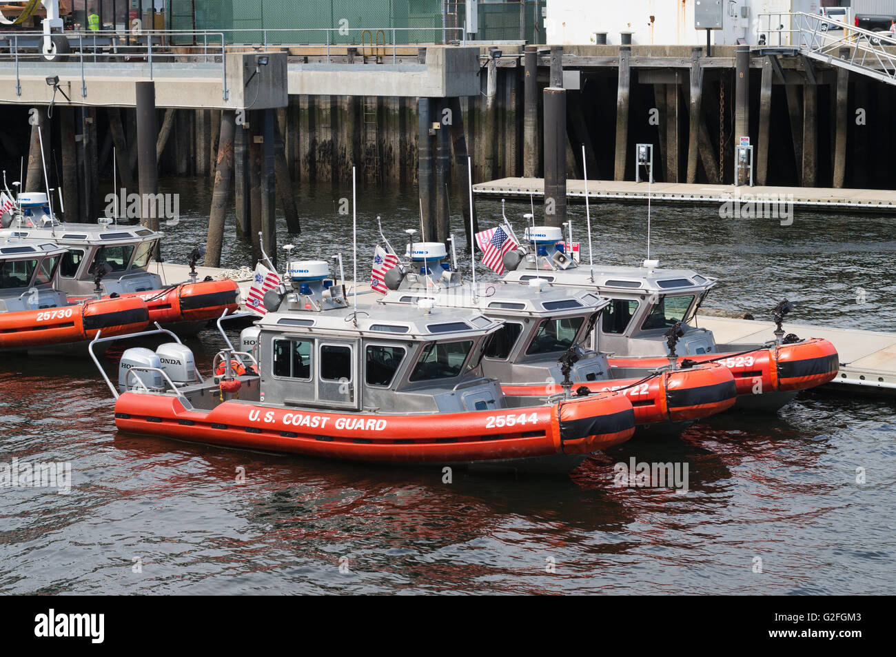 Defender-Klasse Antwort Boote der US Coast Guard vor Anker im Boston Hafen, Massachusetts, USA Stockfoto