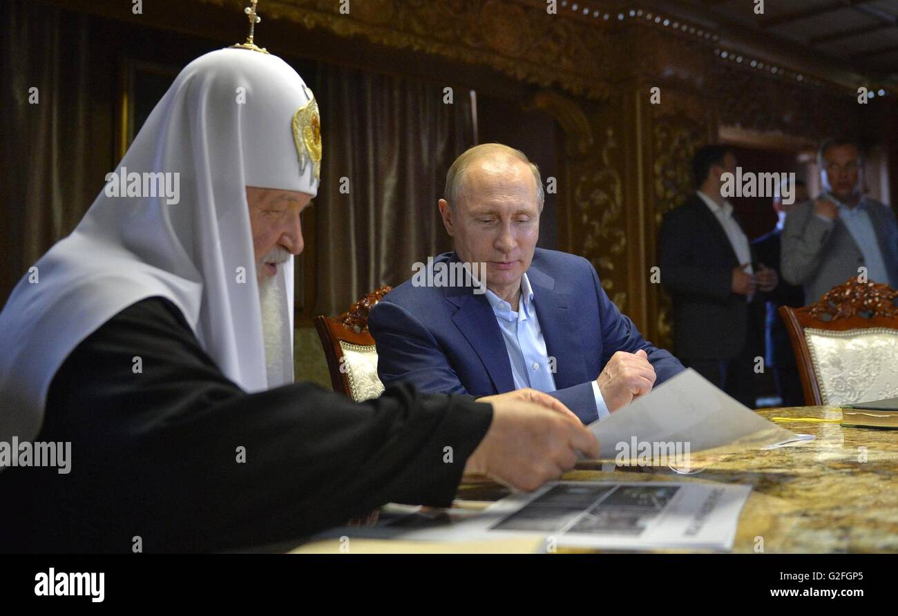 Der russische Präsident Vladimir Putin tritt Russisch-orthodoxe Patriarch Kirill in der Bibliothek in das Kloster St. Pantaleon während einer Reise nach autonomen orthodoxen christlichen Mönchsgemeinschaft vom Berg Athos 28. Mai 2016 in Karyes, Berg Athos, Griechenland. Putin feiert 1000 Jahre russische Präsenz auf dem Berg Athos. Stockfoto