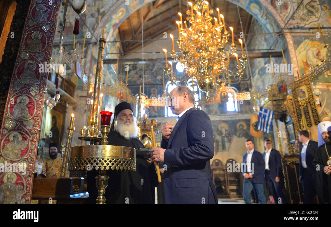 Der russische Präsident Vladimir Putin zündet eine Kerze während seines Besuchs in die Himmelfahrts-Kathedrale, während einer Reise nach autonomen orthodoxen christlichen Mönchsgemeinschaft vom Berg Athos 28. Mai 2016 in Karyes, Berg Athos, Griechenland. Stockfoto