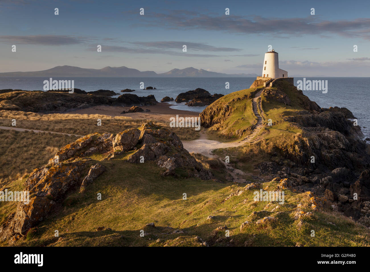 Tŵr Mawr Leuchtturm auf Llanddwyn Island, Anglesey, North Wales UK bei Sonnenaufgang. Stockfoto