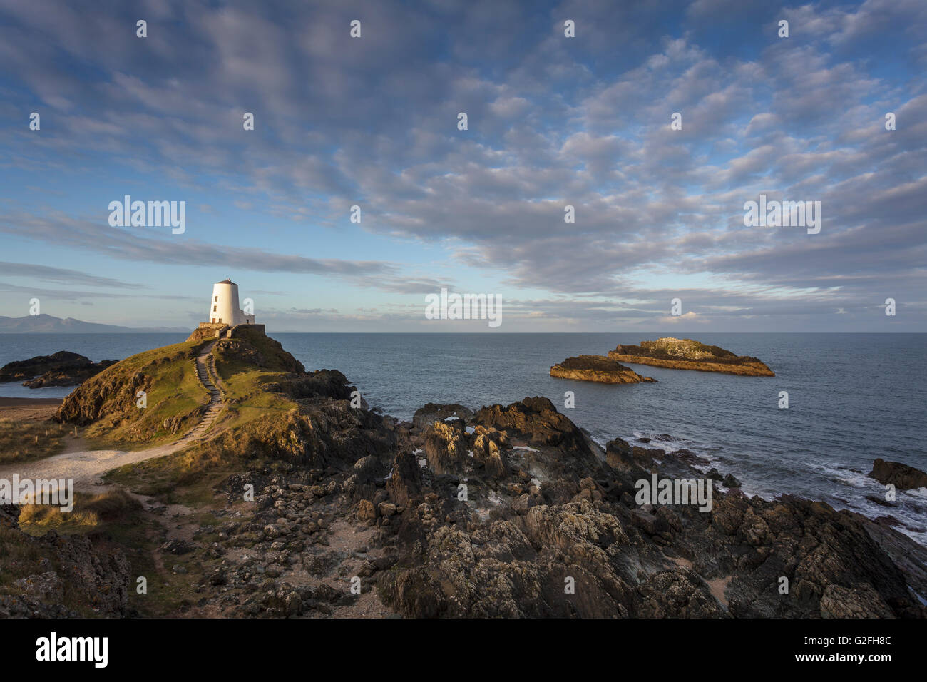 Tŵr Mawr Leuchtturm auf Llanddwyn Island, Anglesey, North Wales UK bei Sonnenaufgang. Stockfoto