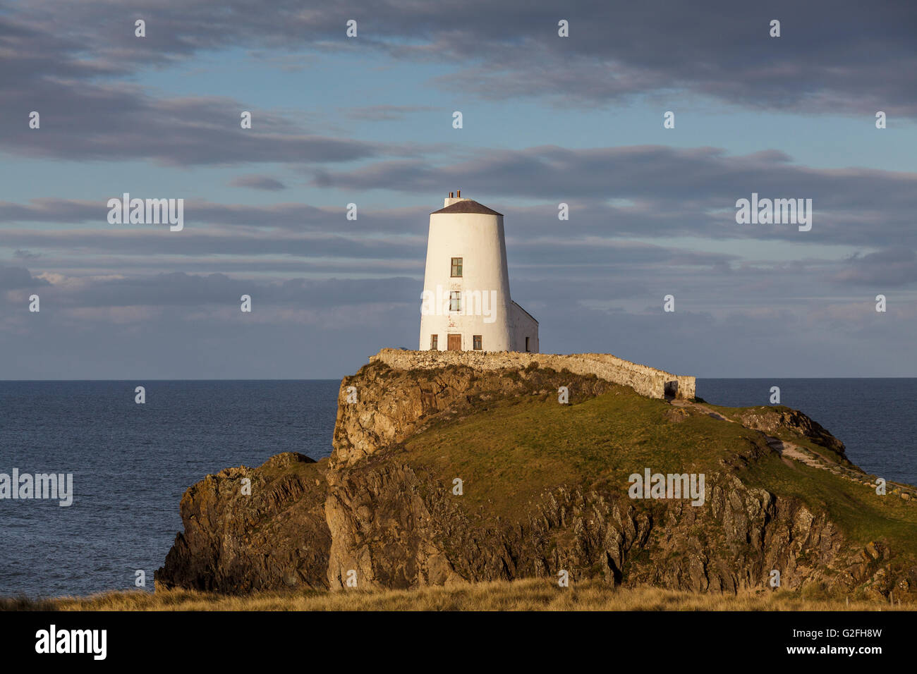 Tŵr Mawr Leuchtturm auf Llanddwyn Island, Anglesey, North Wales UK bei Sonnenaufgang. Stockfoto