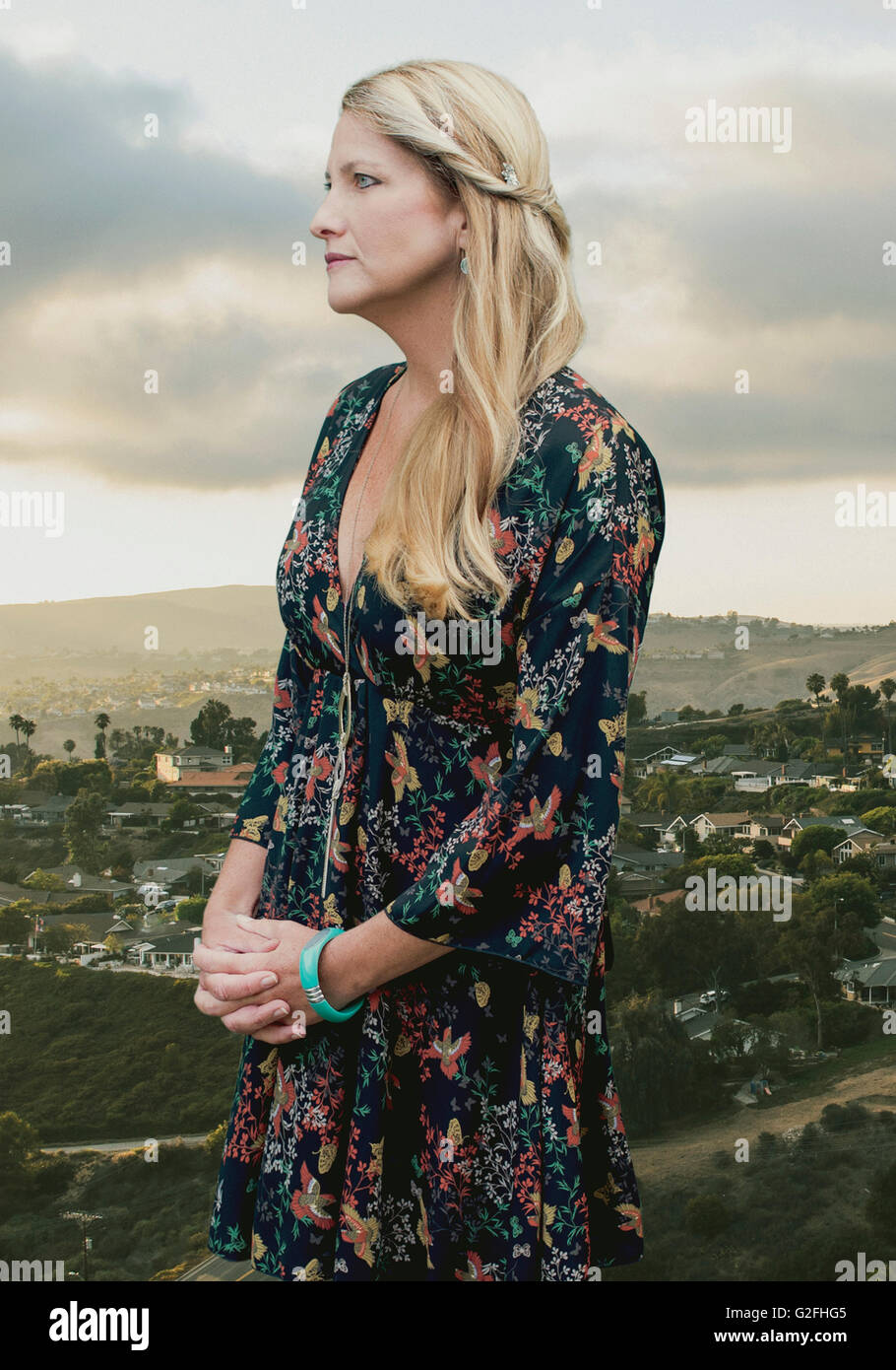 Porträt Frau mit langen blonden Haaren gegen Nachbarschaft Landschaft Stockfoto