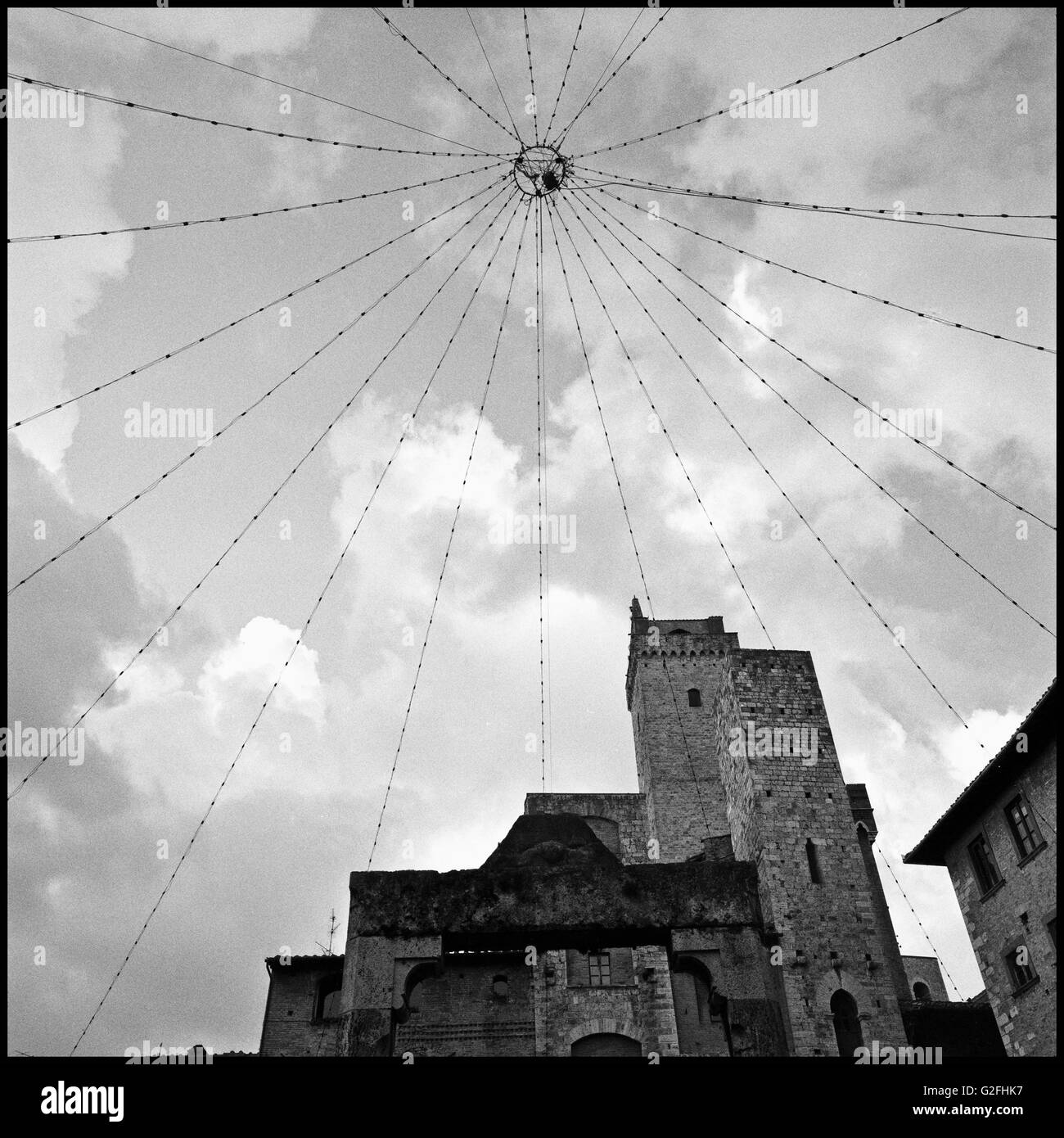 Von Lichterketten in Stadtplatz, niedrigen Winkel Ansicht, Florenz, Italien Stockfoto