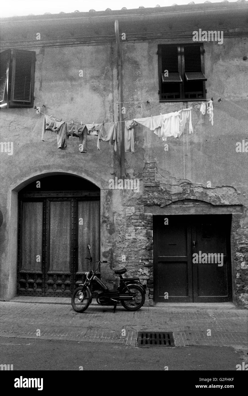 Wäsche aufhängen auf der Wäscheleine vor Haus, San Gimignano, Italien Stockfoto