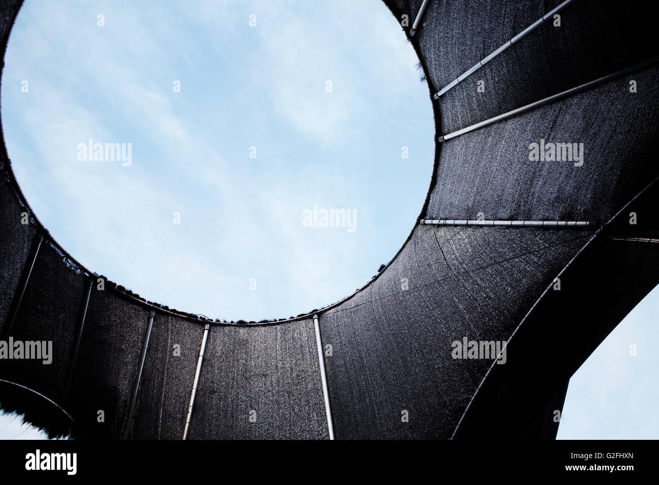 Silver Circle gegen blauen Himmel Stockfoto