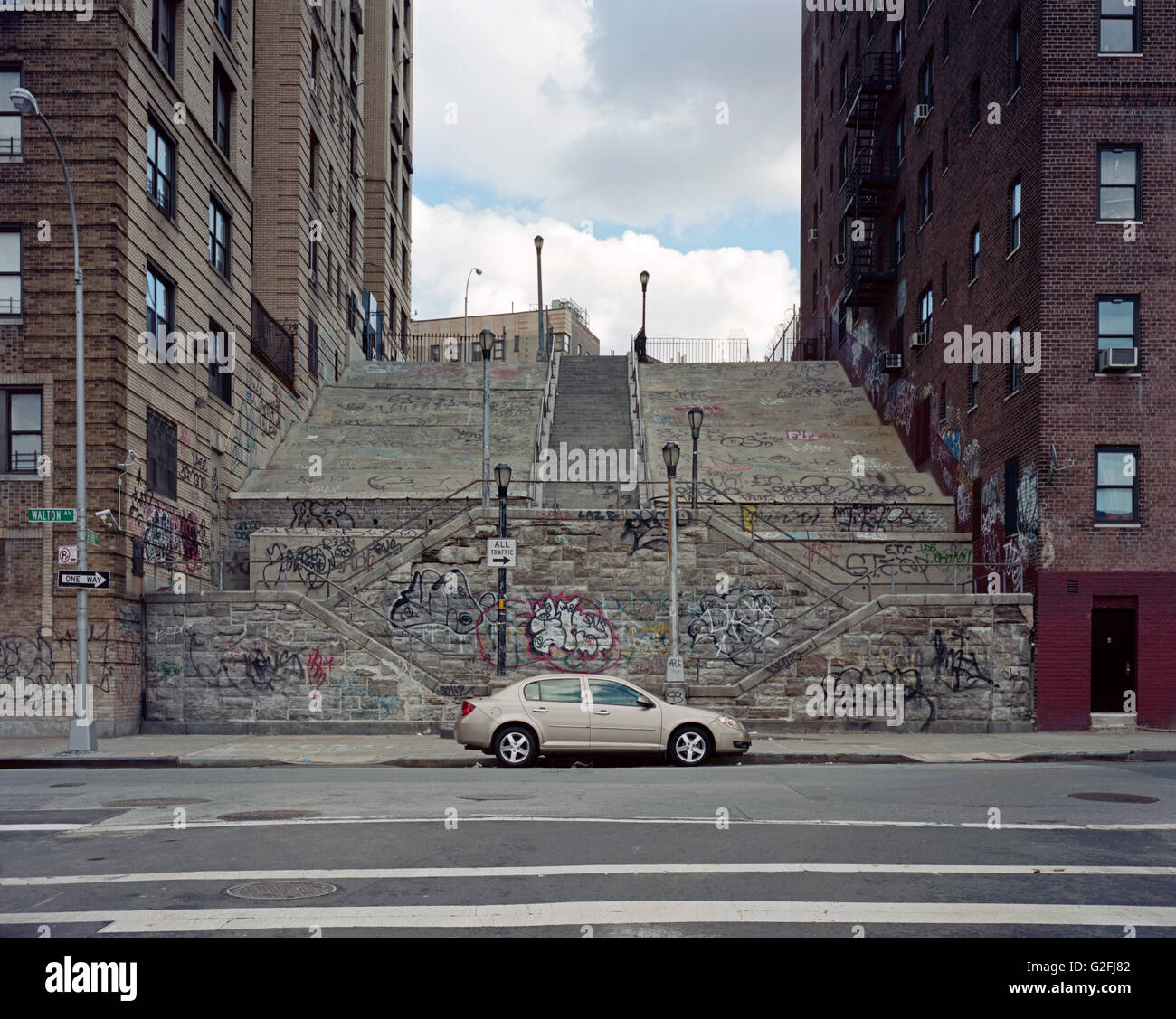 Geparkten Auto auf Basis der großen Treppe zwischen zwei Gebäuden, Graffiti, Bronx, New York City, USA Stockfoto