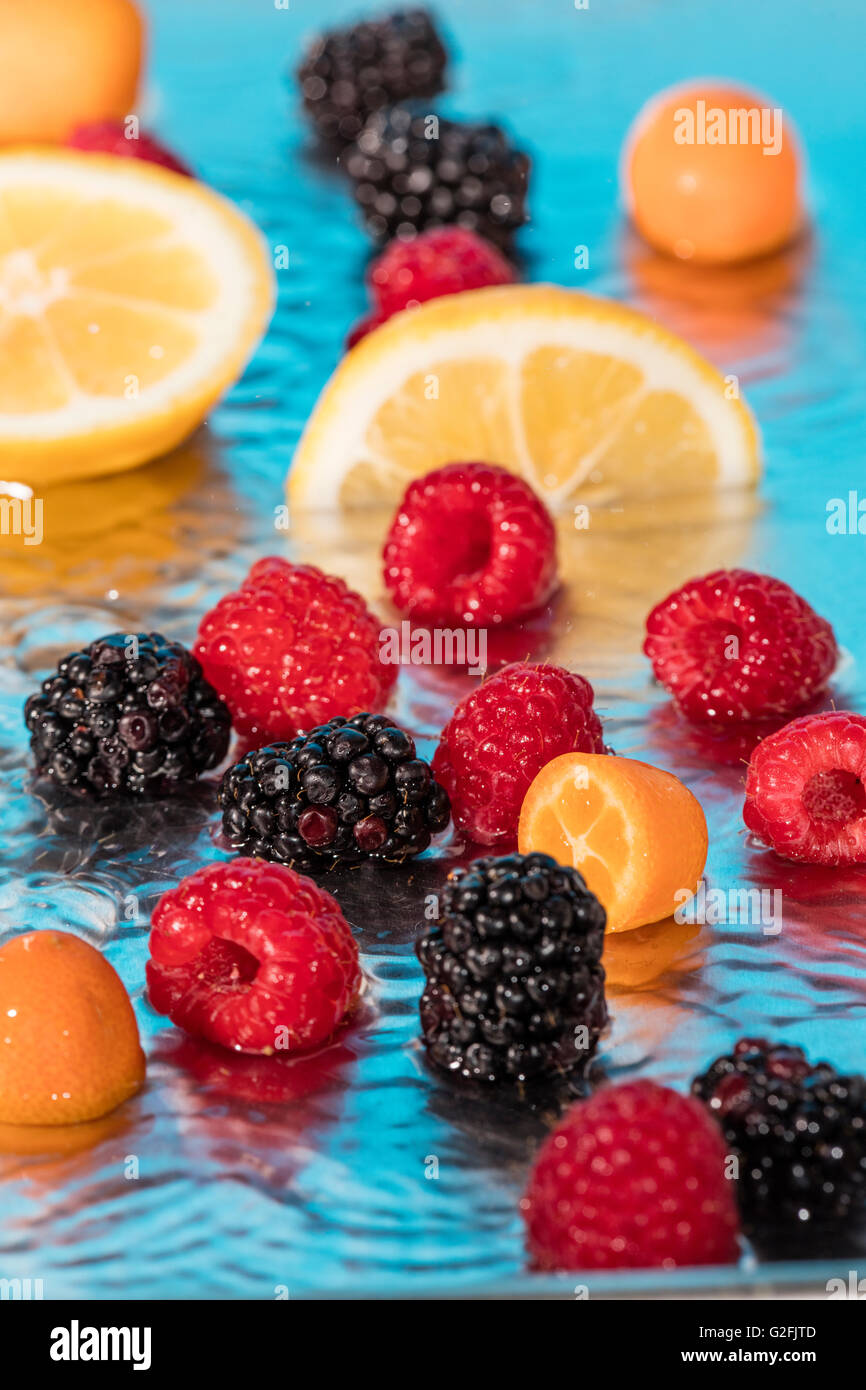 Frisches Obst und Wasser Spritzen Stockfoto