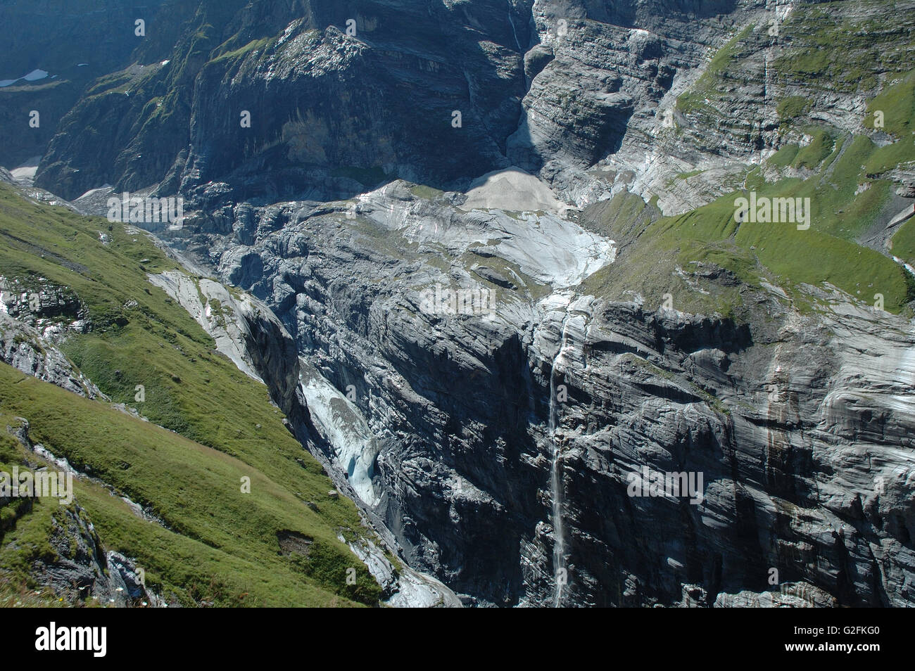 Gletscher (Oberer Grindelwaldgletscher) und Wasserfall in felsigen Tal in der Nähe Grindelwald in Alpen in der Schweiz Stockfoto