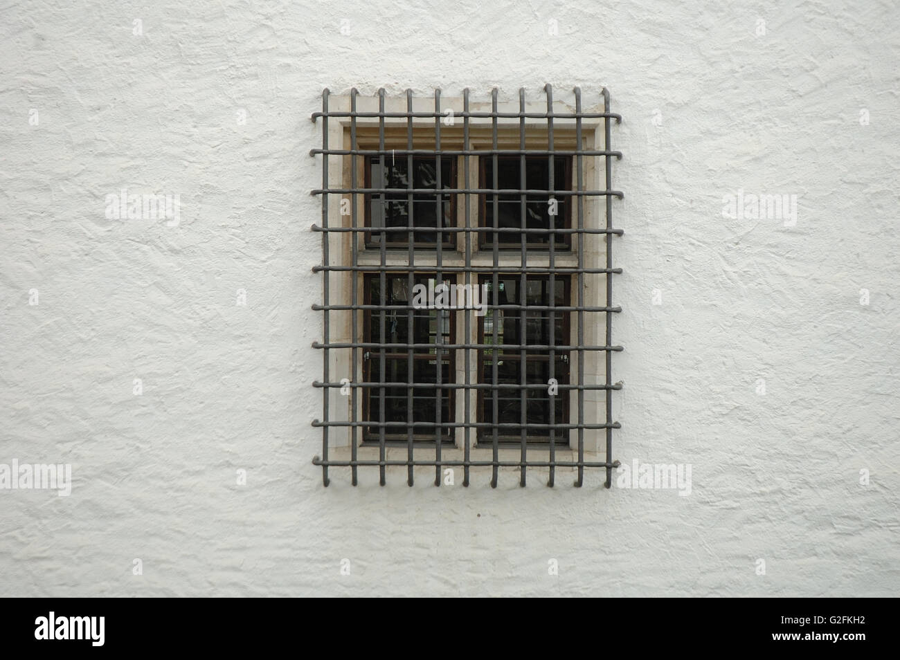 Fenster mit Eisengitter und weißen Wand Stockfotografie - Alamy