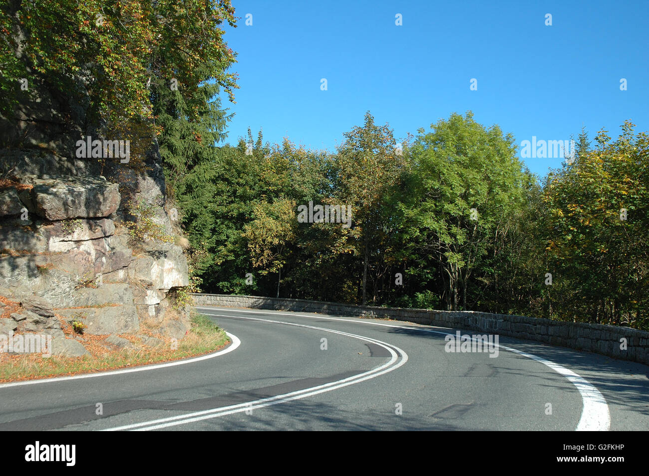 Scharfe Wendung (so genannte 'Tod Turn') auf Bergstraße in der Nähe Szklarska Poreba im Riesengebirge in Polen Stockfoto