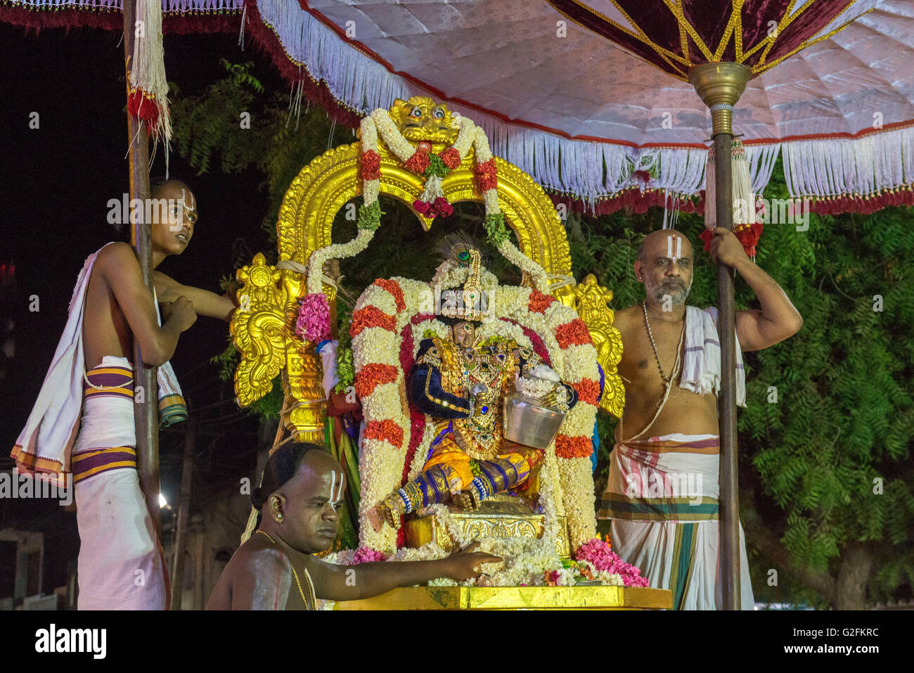 Brahmin Priester auf Float Wagen () Segen Anhänger in der Nacht In die Innenstadt von Stret, Mamallapuram (Mahabalipuram) Stockfoto