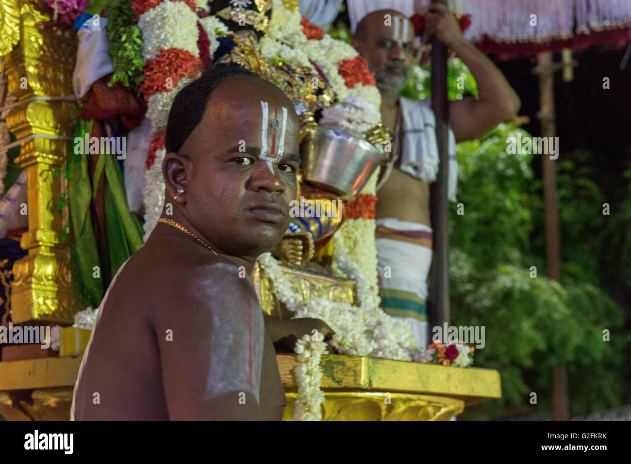 Brahmin Priester auf Float (Chariot) Segen eifrigen Anhängern in der Nacht In die Innenstadt von Stret, Mamallapuram (Mahabalipuram) Stockfoto