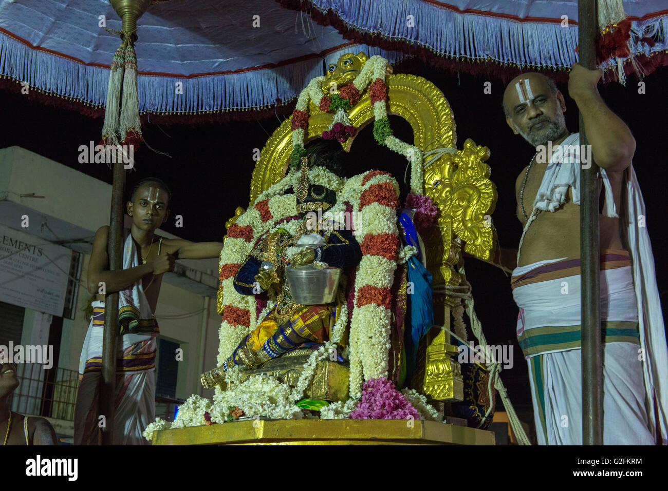 Brahmin Priester auf Float Wagen () Segen Anhänger in der Nacht In die Innenstadt von Stret, Mamallapuram (Mahabalipuram) Stockfoto