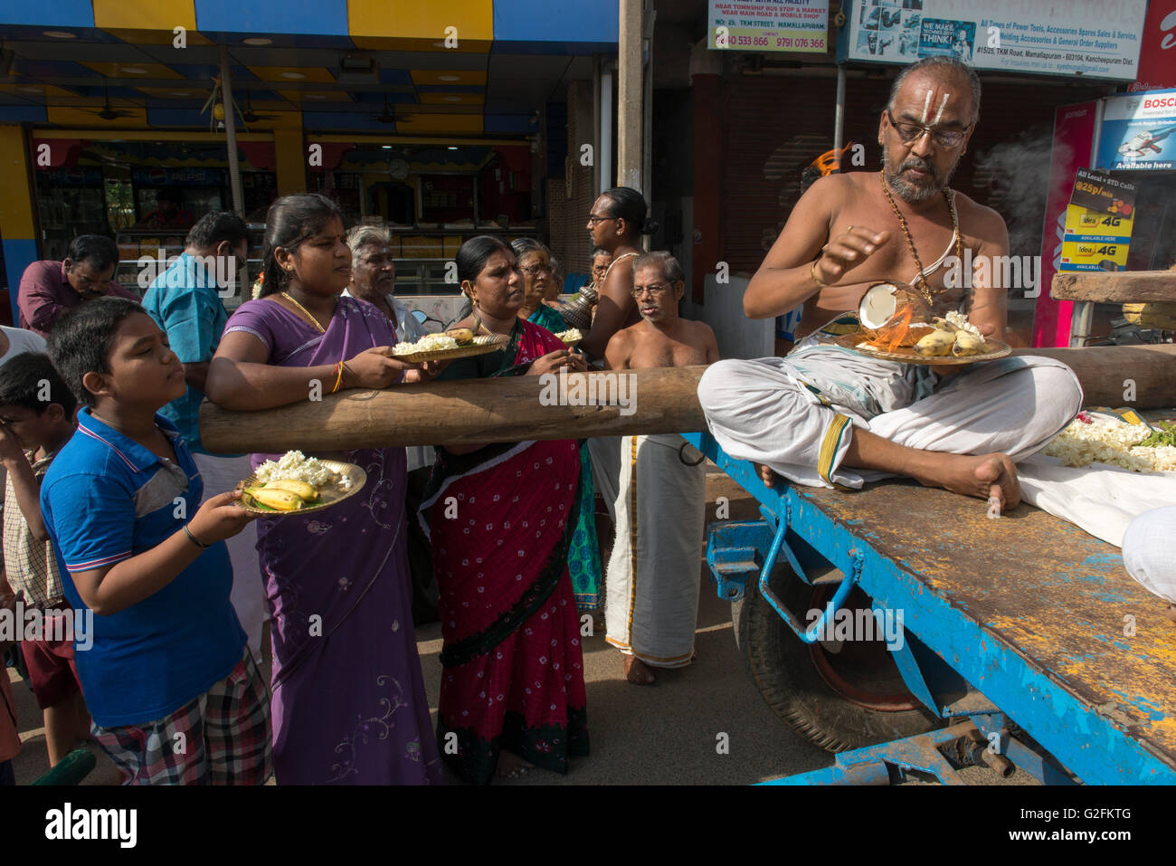 Brahmin Priester auf Float (Chariot) Segen eifrigen Anhängern In die Innenstadt von Stret, Mamallapuram (Mahabalipuram) Stockfoto