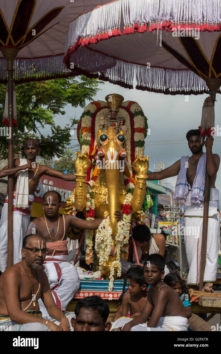 Brahmin Priester auf Float (Chariot) Segen Anhänger In die Innenstadt von Stret, Mamallapuram (Mahabalipuram) Stockfoto