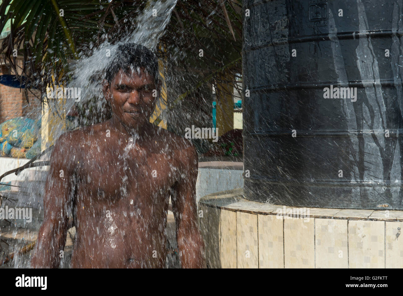Fischer nimmt eine Dusche, Fischerdorf, Mamallapuram (Mahabalipuram) Stockfoto