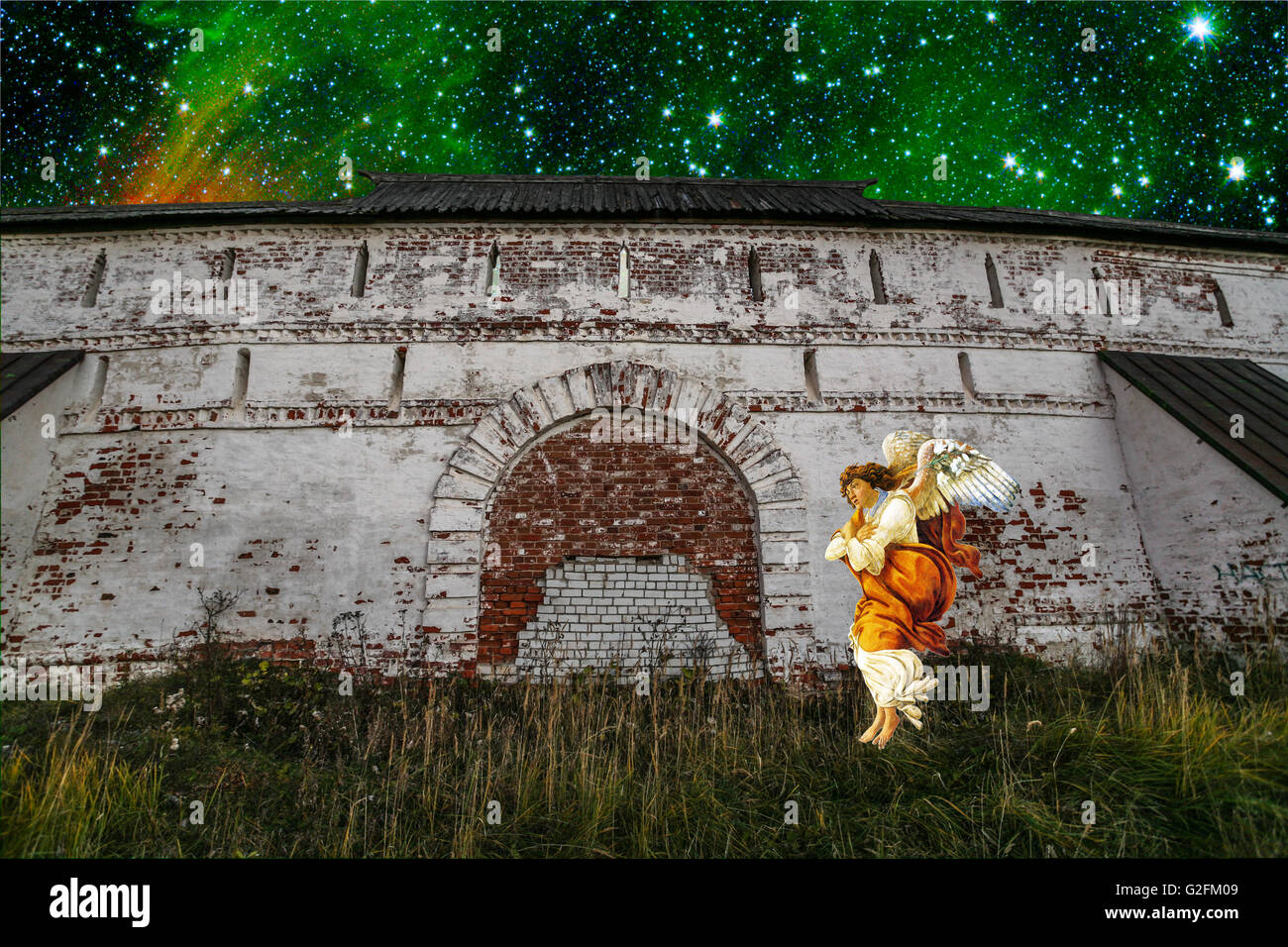 Angel Gabriel vor dem eingemauerten Eingang Stockfoto