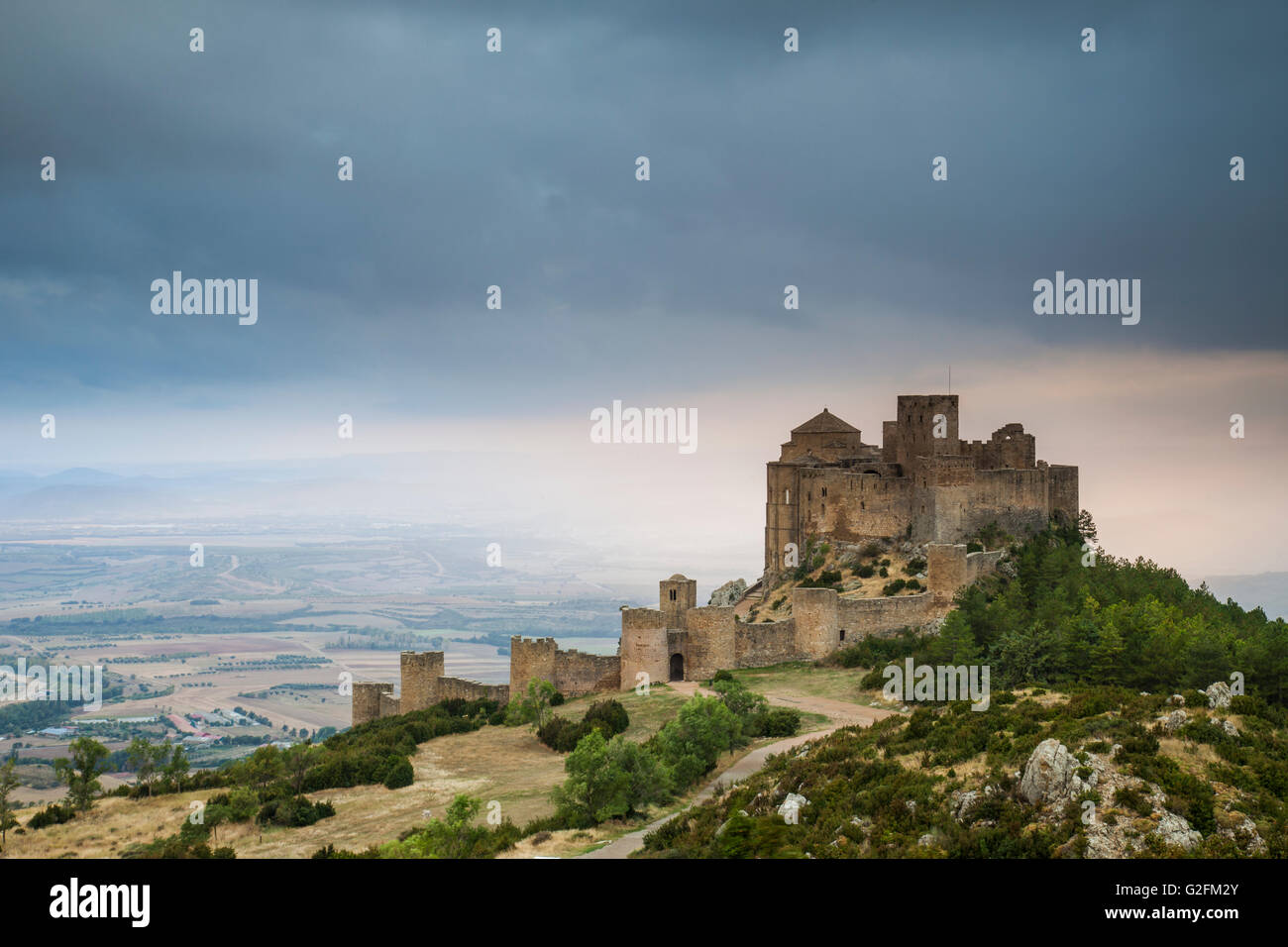 Sonnenuntergang bei Agüero Schloss, Huesca, Spanien. Pre-Pyrenees von Aragón. Stockfoto