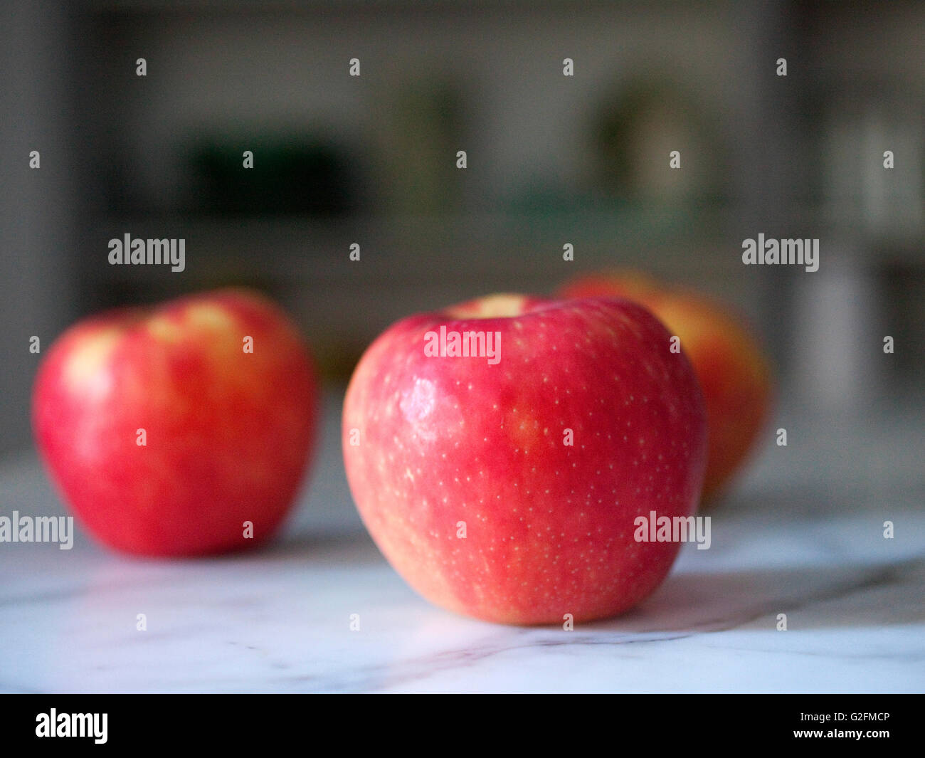Äpfel auf Zähler Stockfoto