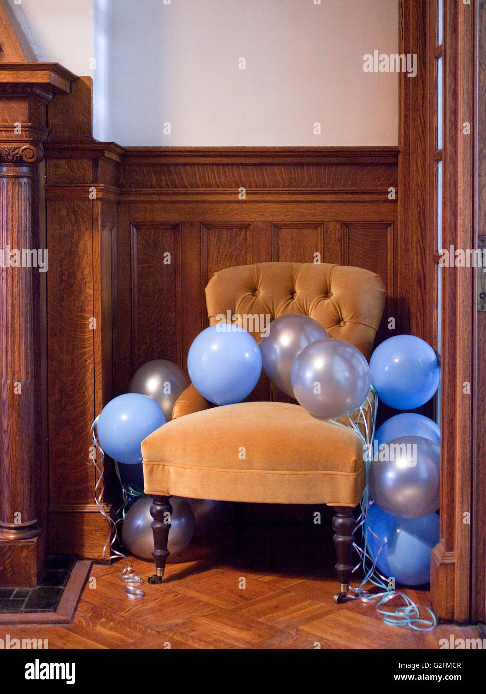 Deflationierten Ballons im Wohnzimmer nach party Stockfoto