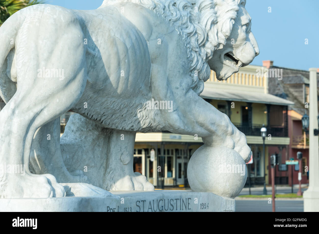 Weiße Carrara Marmor Löwe Skulptur am Fuße der Brücke der Löwen auf der Suche in der Innenstadt von St. Augustine, Florida. (USA) Stockfoto