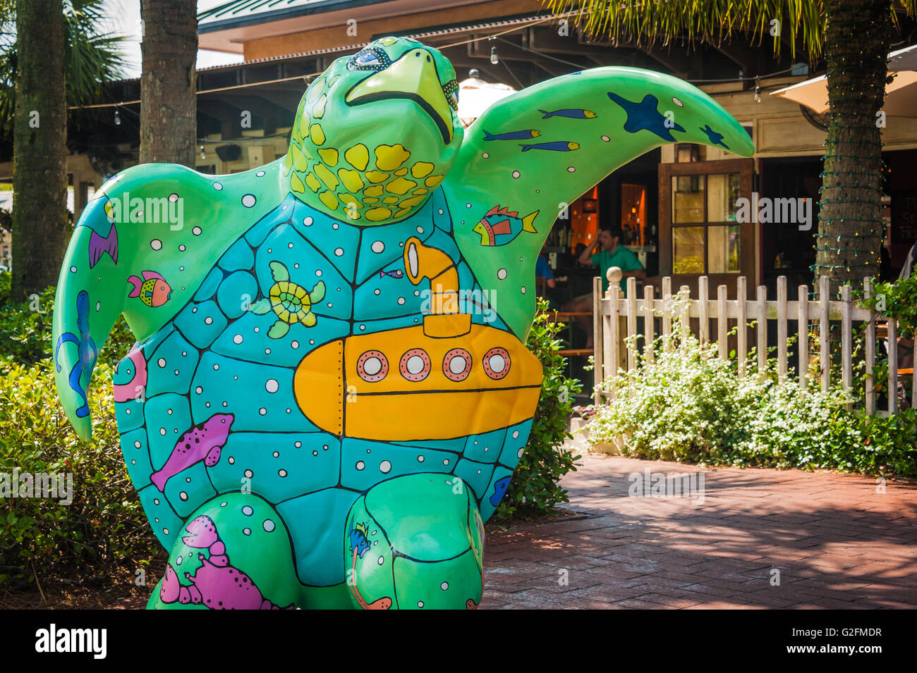 "Yellow Submarine" gemalte Schildkröte außerhalb Poes Taverne im Bereich Strände Town Center Atlantic Beach, Florida, USA. Stockfoto