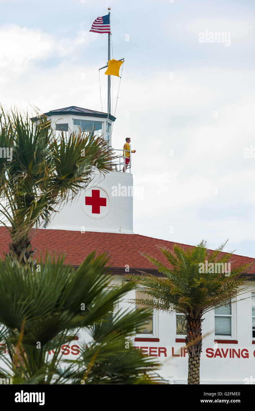 Rettungsschwimmer mit Blick auf den Atlantik vom amerikanischen Roten Kreuz freiwillig Leben sparen Corps aufbauend auf Floridas Jacksonville Beach. Stockfoto