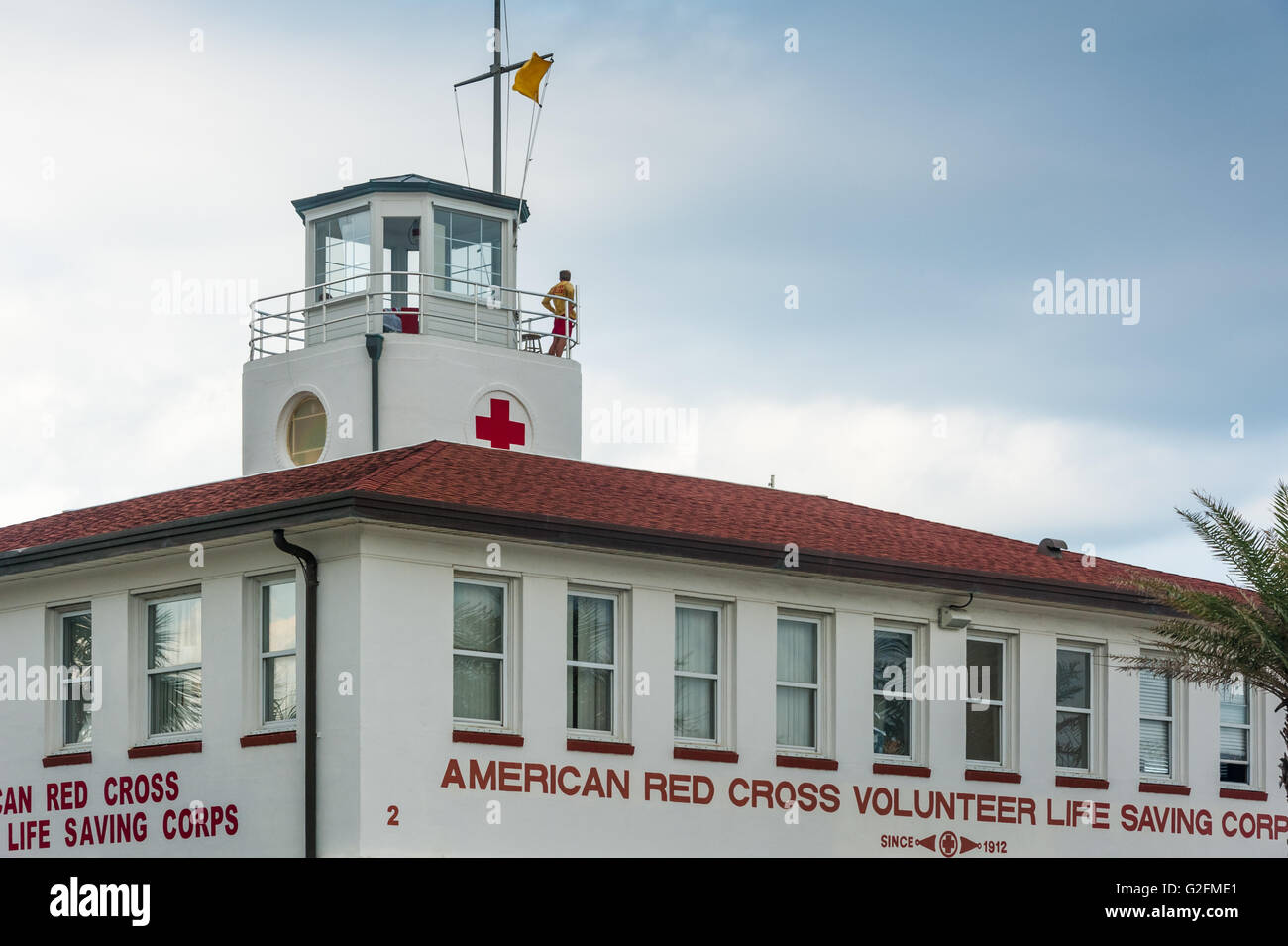 Rettungsschwimmer mit Blick auf das Meer vom amerikanischen Roten Kreuz freiwillig Leben sparen Corps aufbauend auf Floridas Jacksonville Beach. Stockfoto
