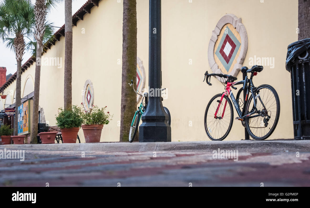 Fahrräder geparkt Aviles Straße im alten Stadt St. Augustine, Florida, USA. Stockfoto
