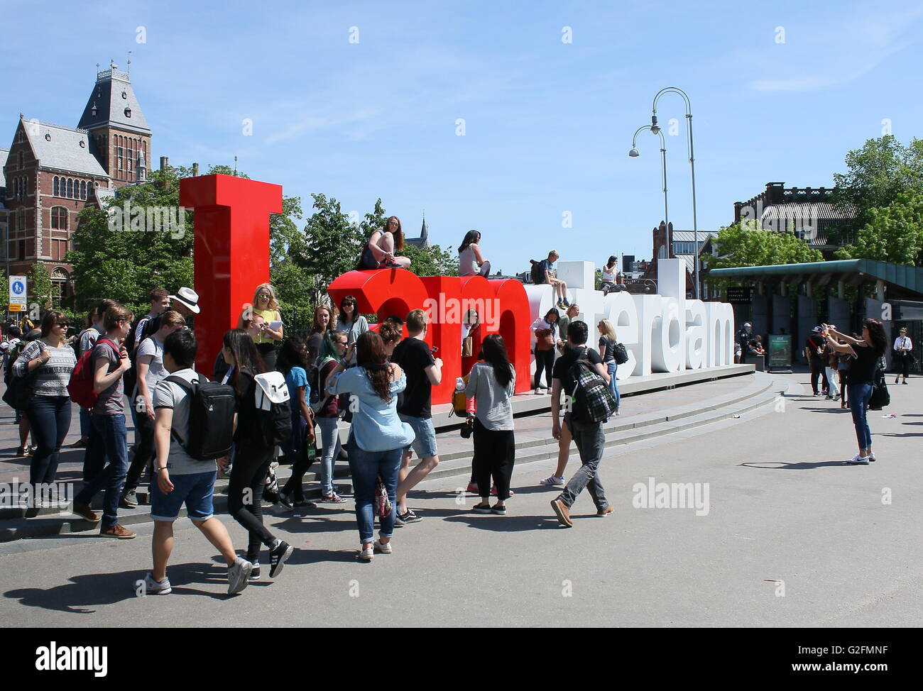 Viele junge Teenager & Touristen posiert auf dem "I Amsterdam"-Logo in der Nähe des Rijksmuseums bauen, Amsterdam, Niederlande Stockfoto