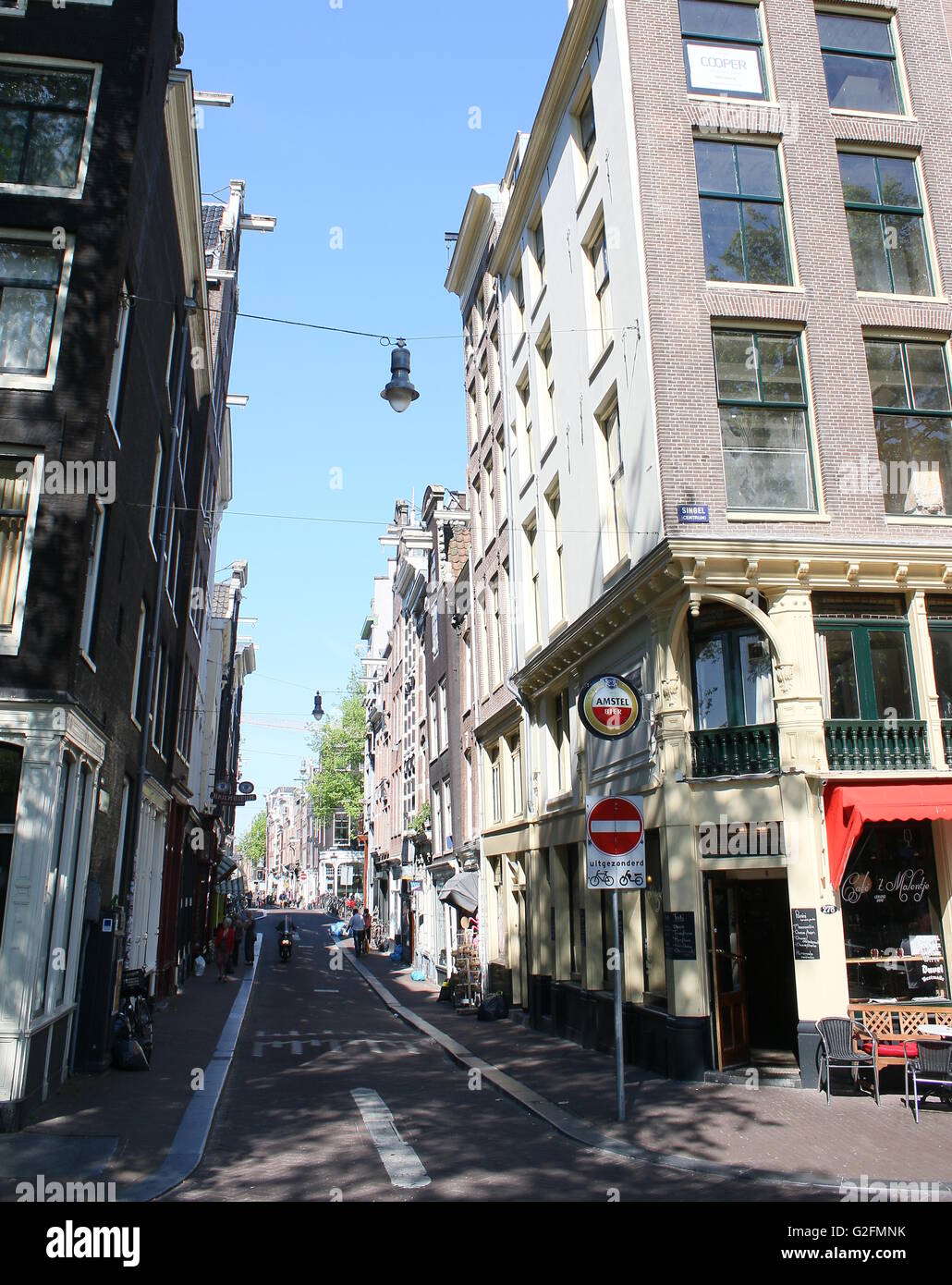 Negen Straatjes / neun Straßen Nachbarschaft, Amsterdam, Niederlande. Ecke des Singel-Kanal und Gasthuismolensteeg Stockfoto