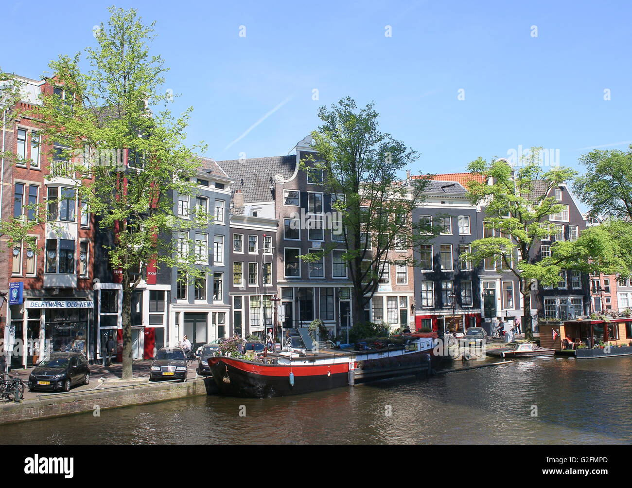 Alten Lagerhäusern und Hausboote vertäut am Prinsengracht Kanal, Amsterdam, Niederlande. (gegenüber der Anne-Frank-Haus) Stockfoto