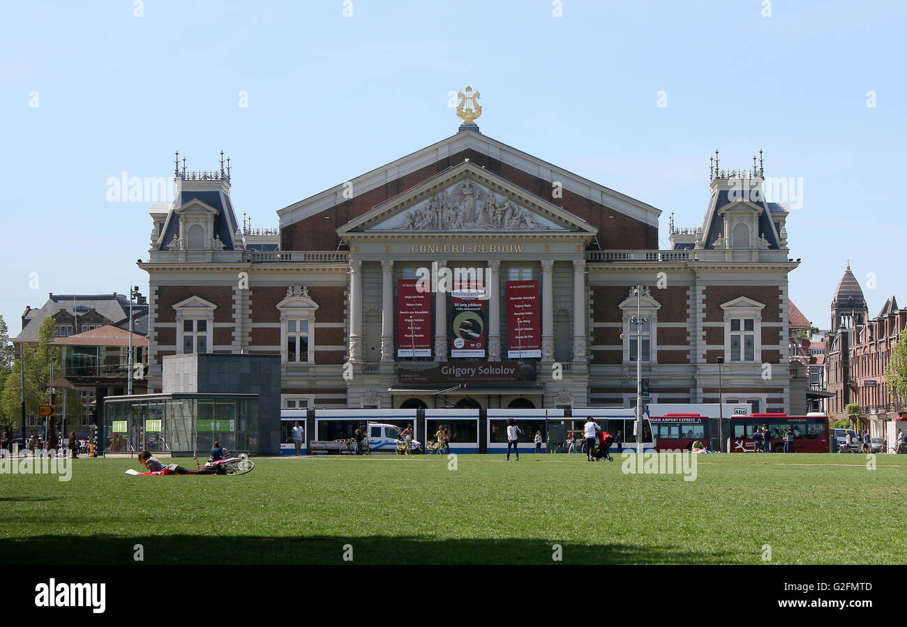 Koninklijk Concertgebouw (Royal Concert Hall) vom Museumplein Square, Amsterdam, Niederlande. Stockfoto
