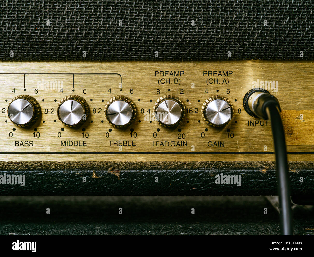 Makro-Foto von einem Vintage e-Gitarrenverstärker zeigen die Knöpfe und input-Stecker. Stockfoto