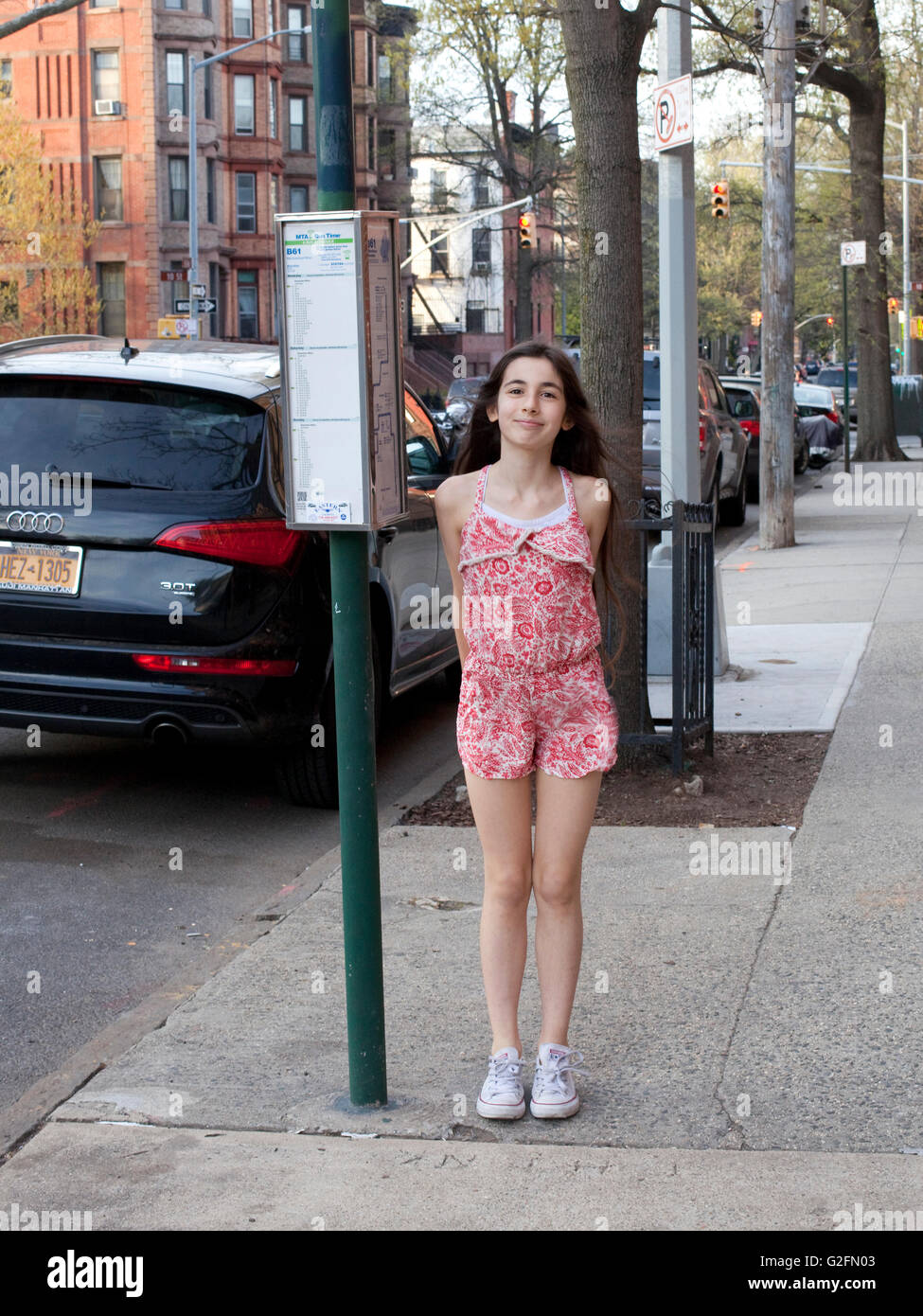 Brooklyn Frühling Mädchen Kind Bushaltestelle Morgen Stadt städtische Immobilien Häuser brownstone Stockfoto