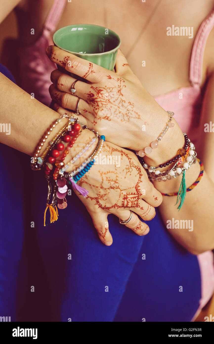 Hände mit traditionellen Henna Malerei - Mehndi Stockfoto