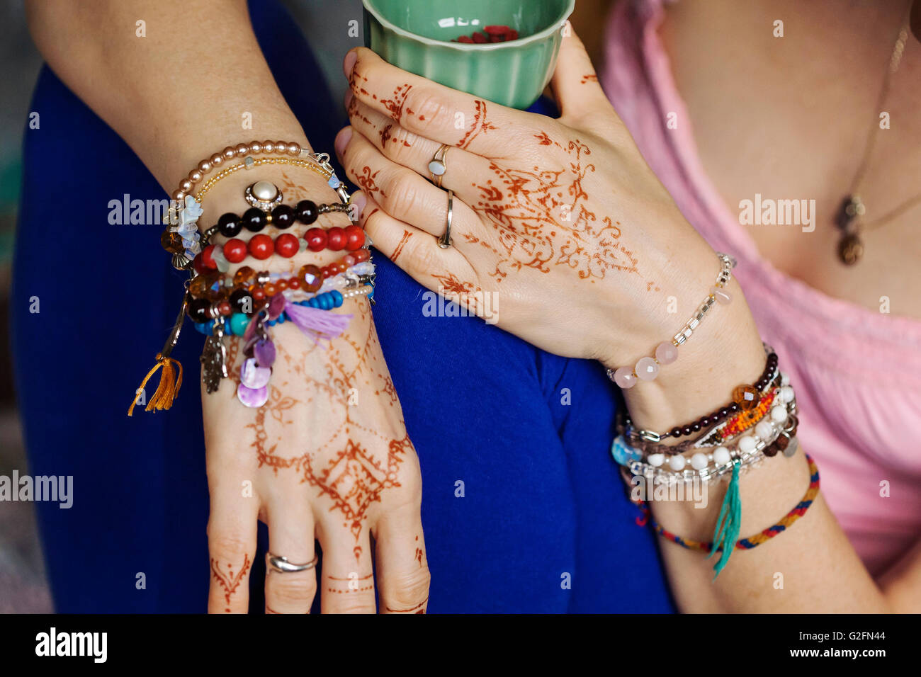 Hände mit traditionellen Henna Malerei - Mehndi Stockfoto