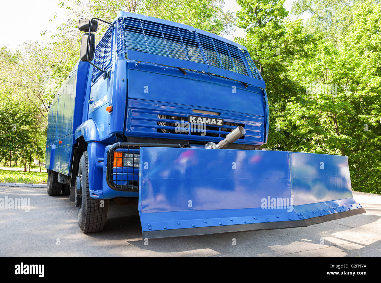 Russische Polizei LKW, Demonstrationen zu zerstreuen geparkt am Stadtpark  in Sommertag Stockfotografie - Alamy